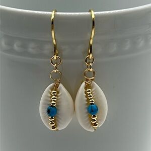2352- Handmade Shell Dangle Earrings NWT